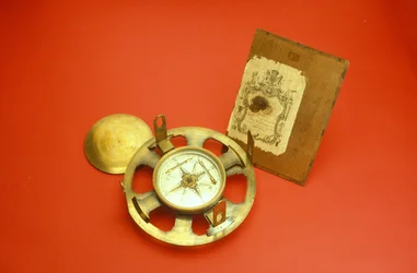 Teodolito simple con tarjeta comercial en el interior de la tapa del estuche, c.1780